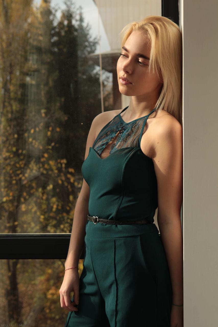 20P A linda loira Scarlet expõe sua bunda grande e seios naturais em um solo