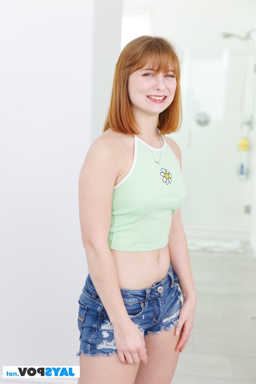 20P Sexy adolescente Ginger Grey expondo seu espólio firme e peitos quentes em um solo
