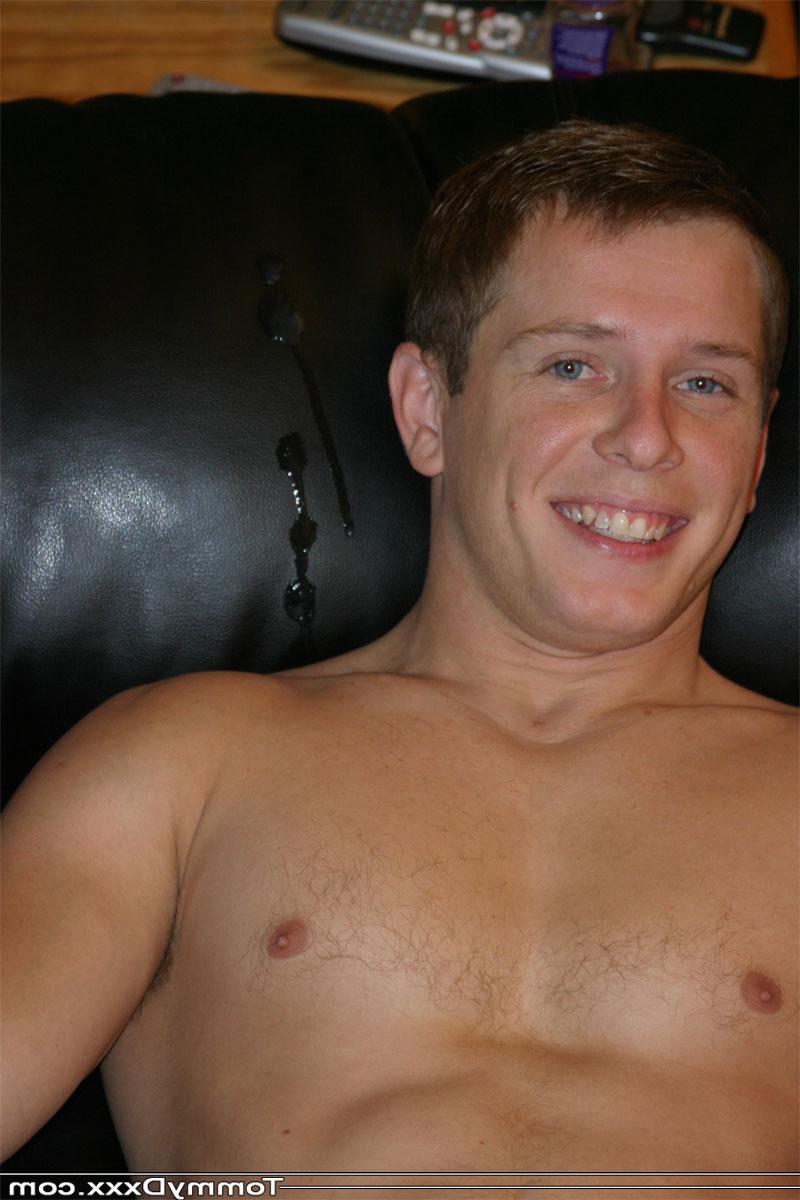 20P Der schwule Amateur Tommy D zieht seine Shorts aus und masturbiert auf einer Ledercouch