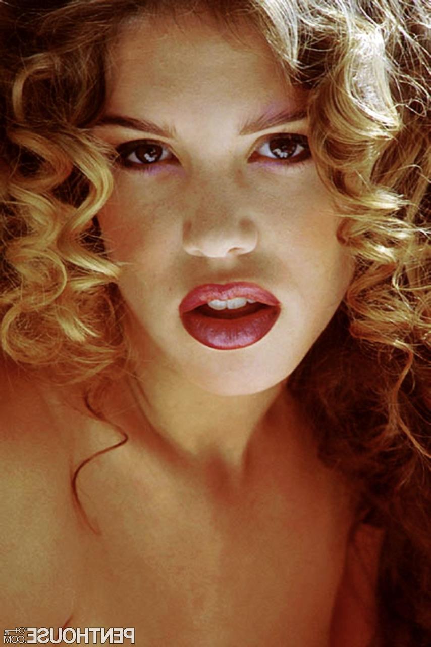 20P La sexy zorra con un gran culo claudia loveno expone sus grandes tetas en solitario