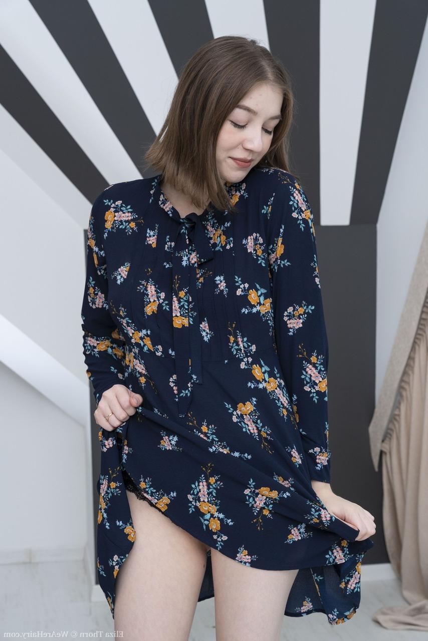 20P A adolescente morena Eliza Thorn exibe seus peitos grandes, axilas peludas e vulva