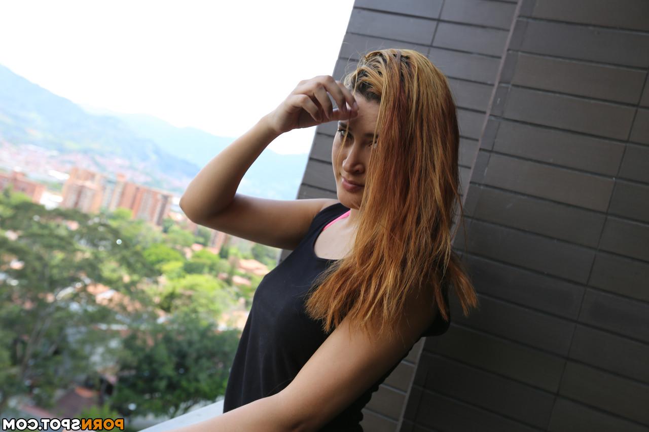 20P Gata magrinha com peitos lindos Kta tira a roupa e fica com tesão no sofá