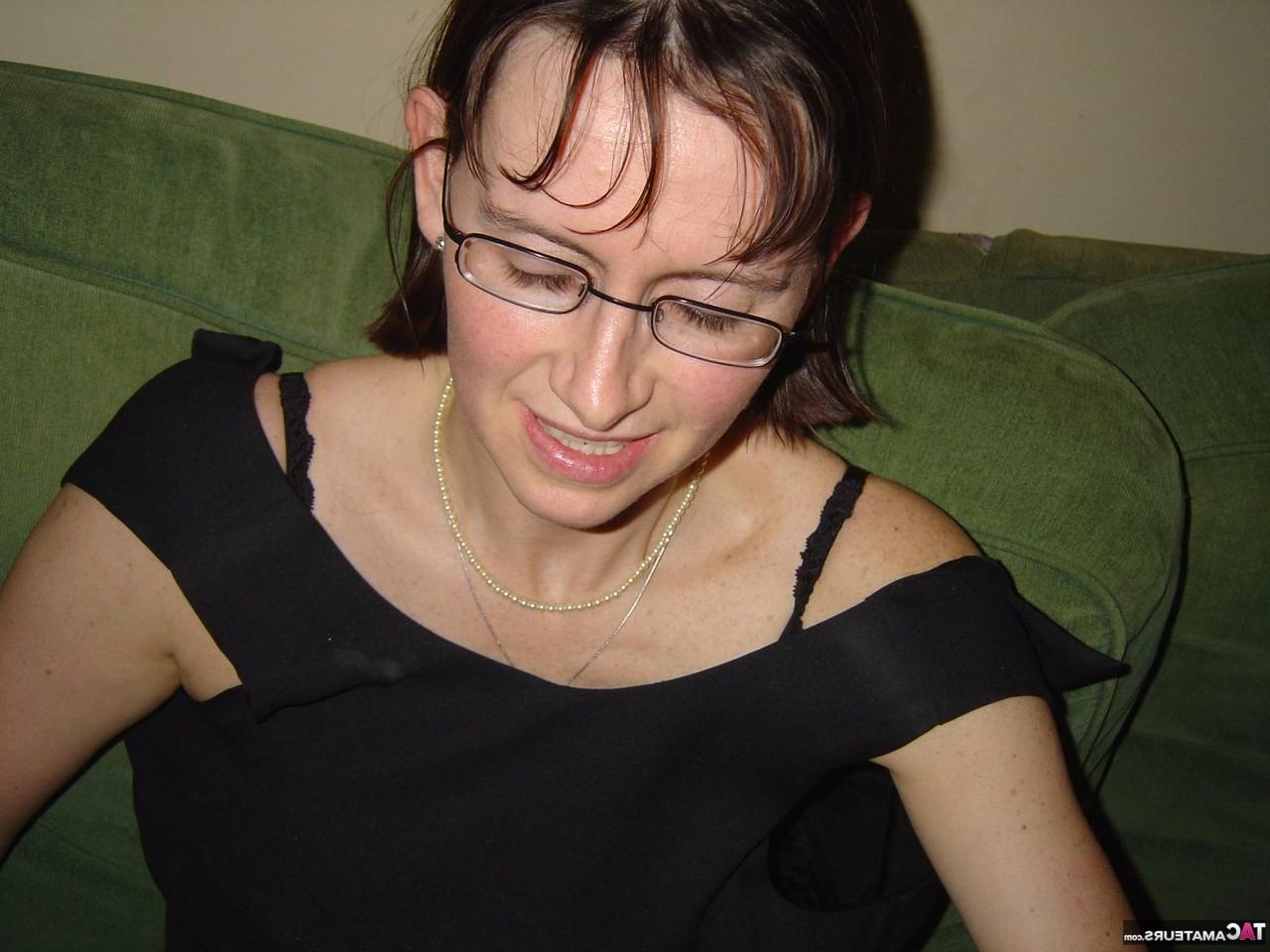 20P Die Amateurfrau Slutscot Susan trägt beim Sex und beim Masturbieren eine Brille