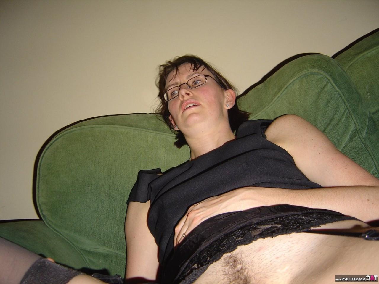 20P Die Amateurfrau Slutscot Susan trägt beim Sex und beim Masturbieren eine Brille
