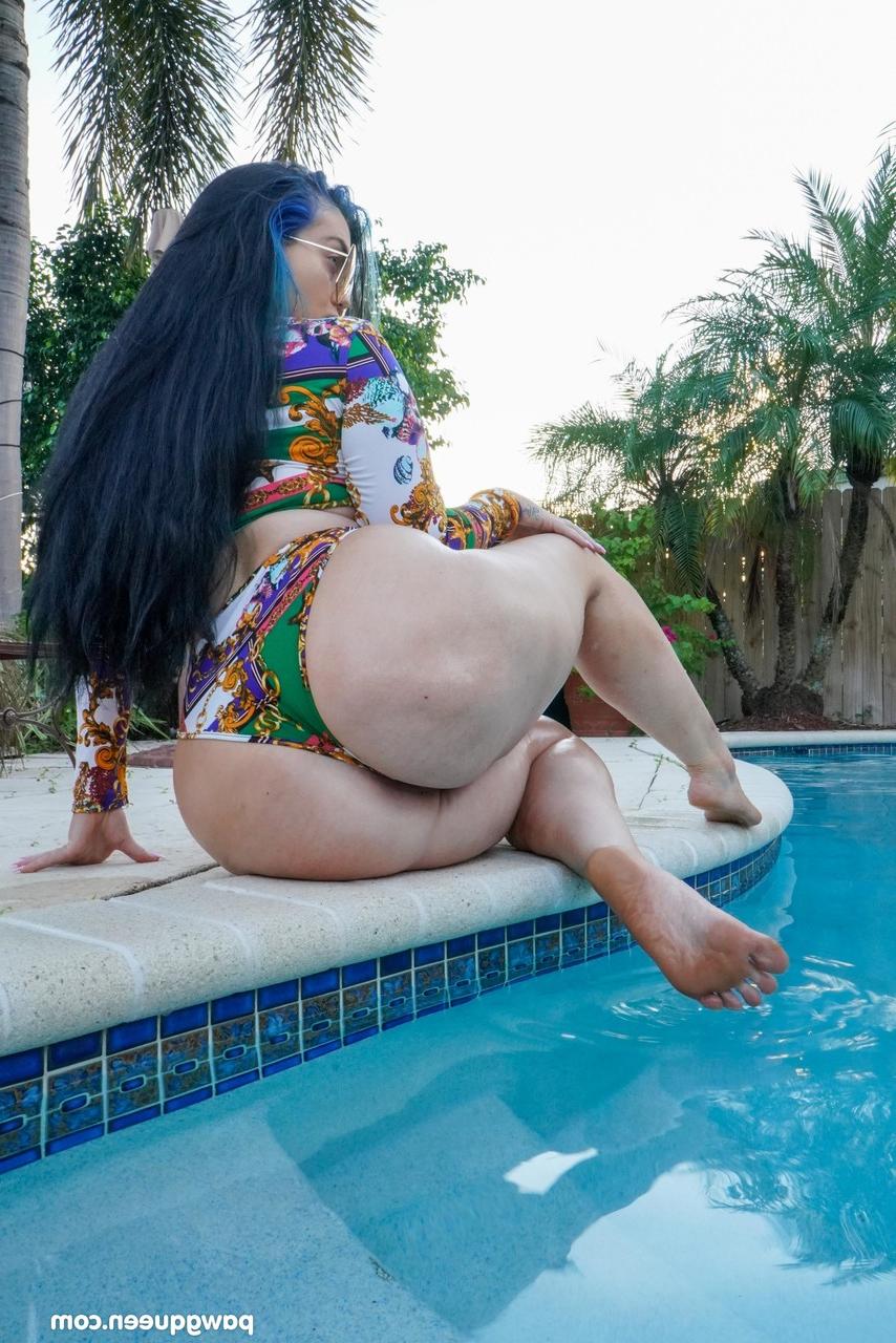 20P Chubby babe Ryan Smiles bares her big tits while showing off her great ass