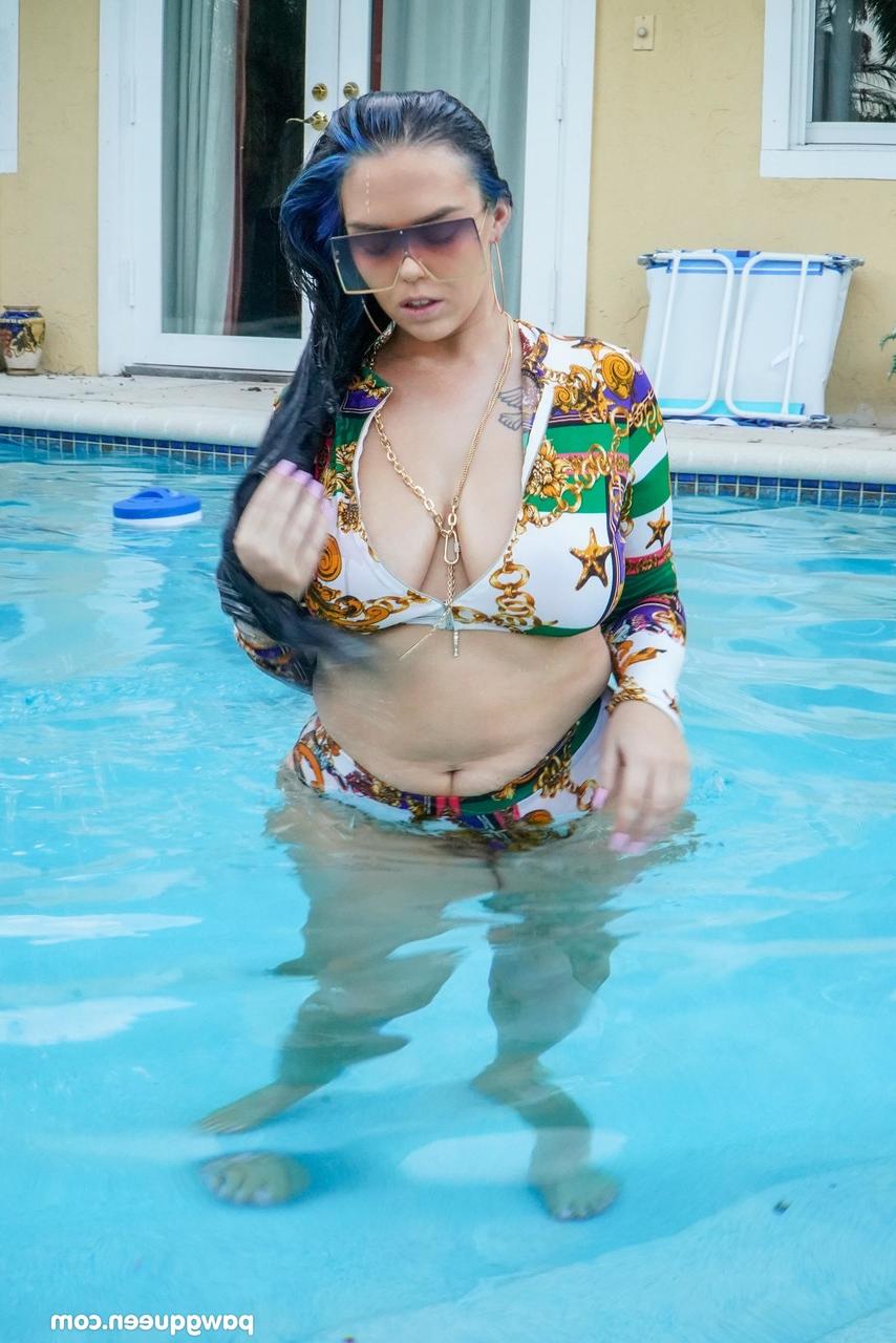 20P Chubby babe Ryan Smiles bares her big tits while showing off her great ass