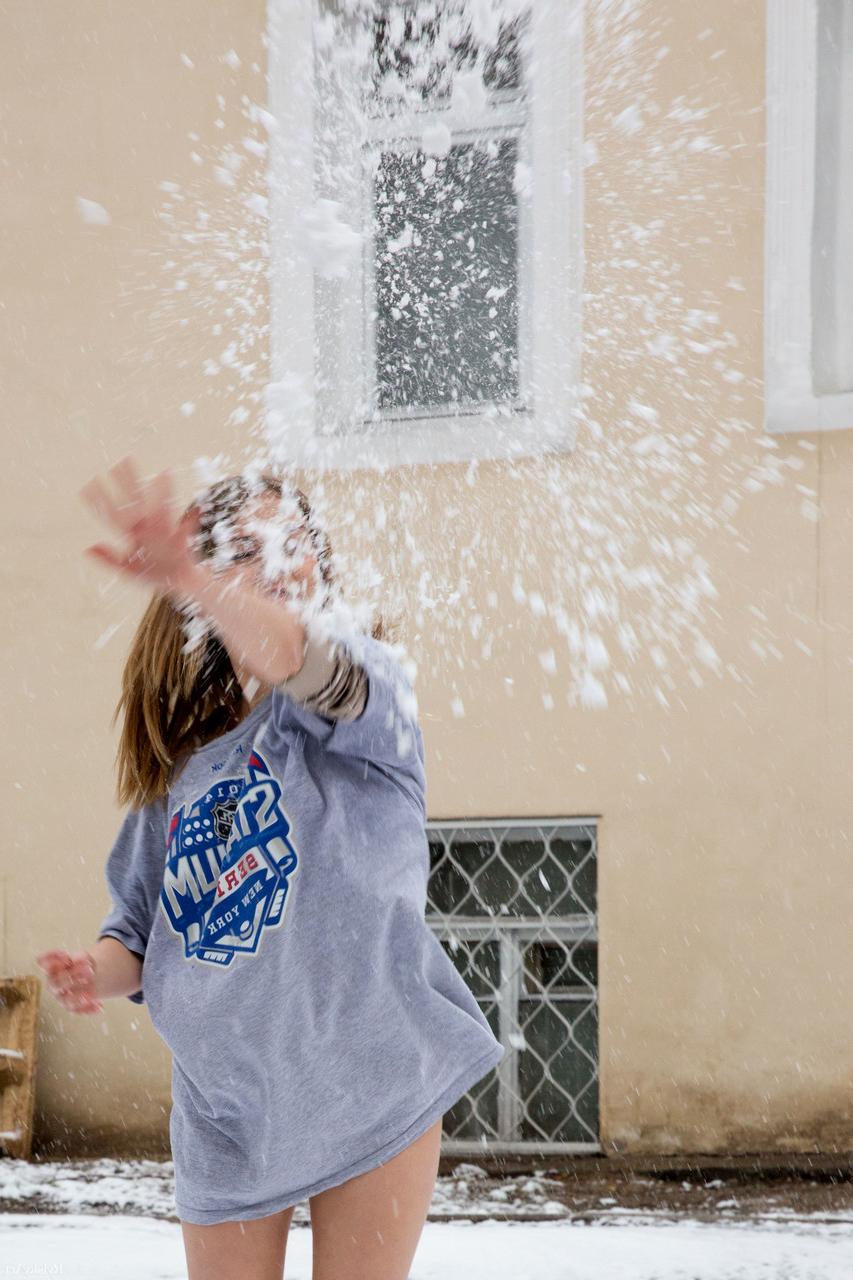 17P O doce adolescente Jeff Milton mostra sua bunda nua na neve antes de posar nu