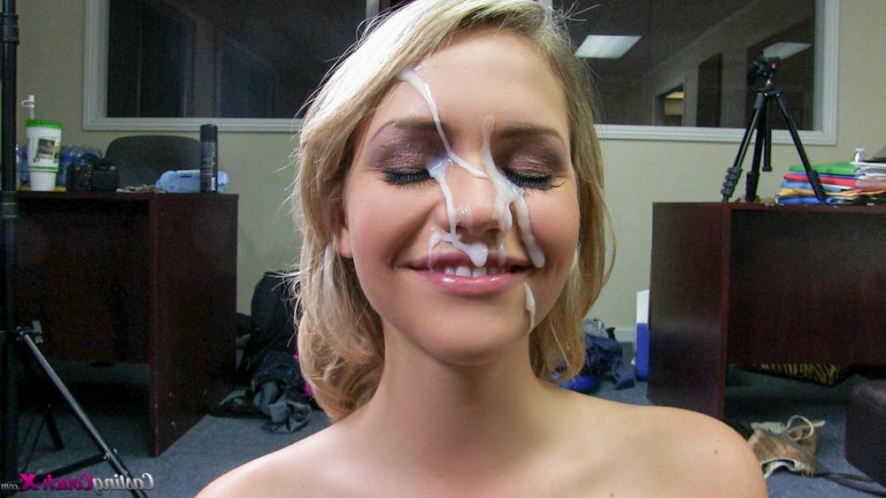 15P A linda loira Mia nua de joelhos recebendo uma enorme gozada facial