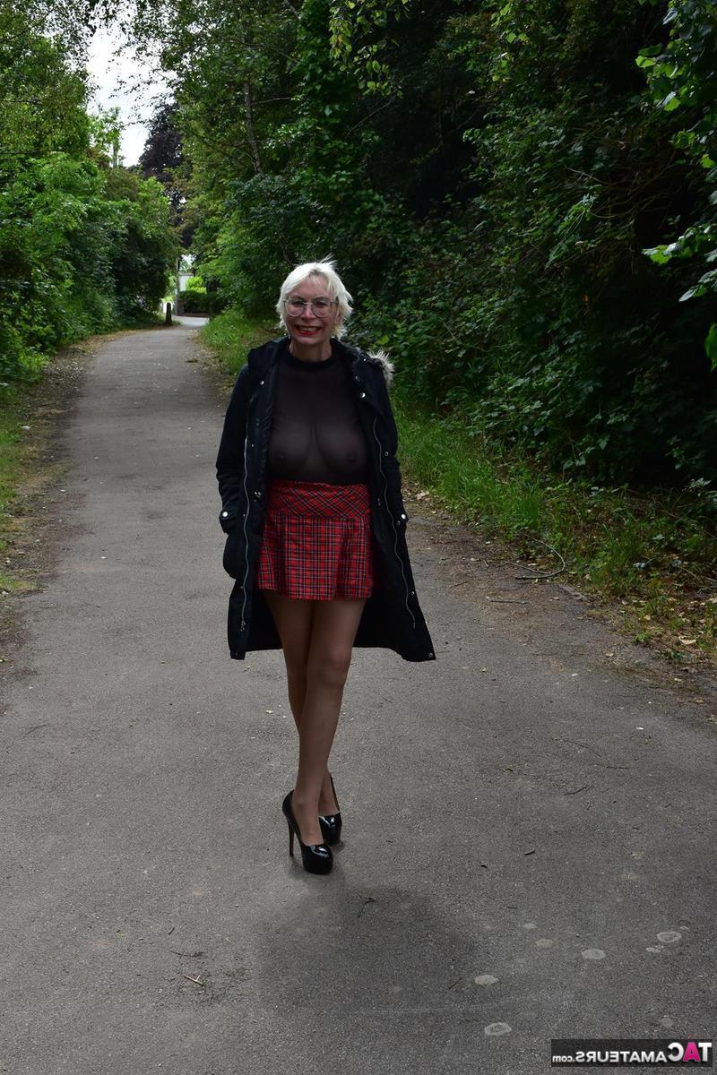 16P La madura británica Barby Slut muestra sus tetas y su culo en lugares públicos