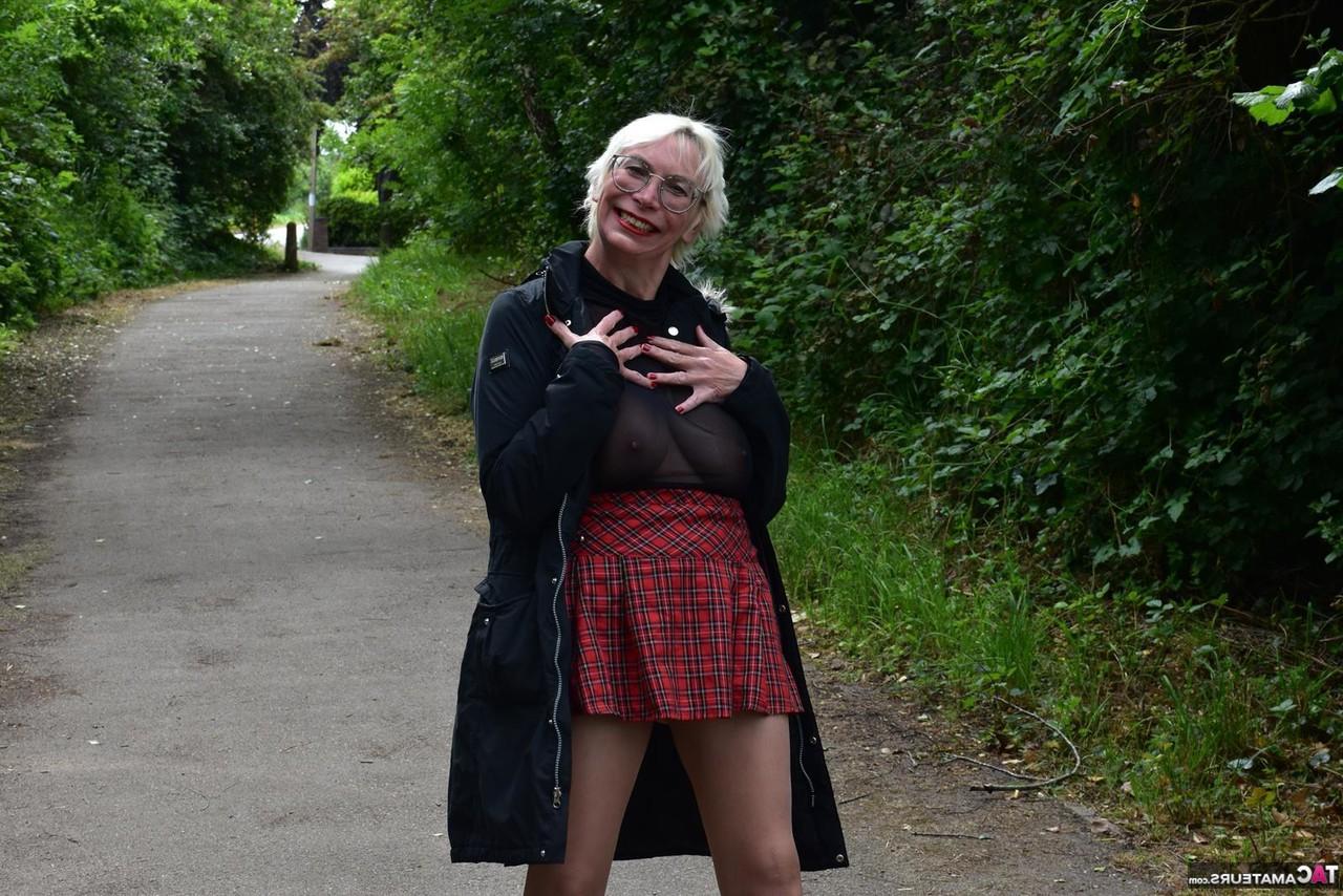 16P La madura británica Barby Slut muestra sus tetas y su culo en lugares públicos