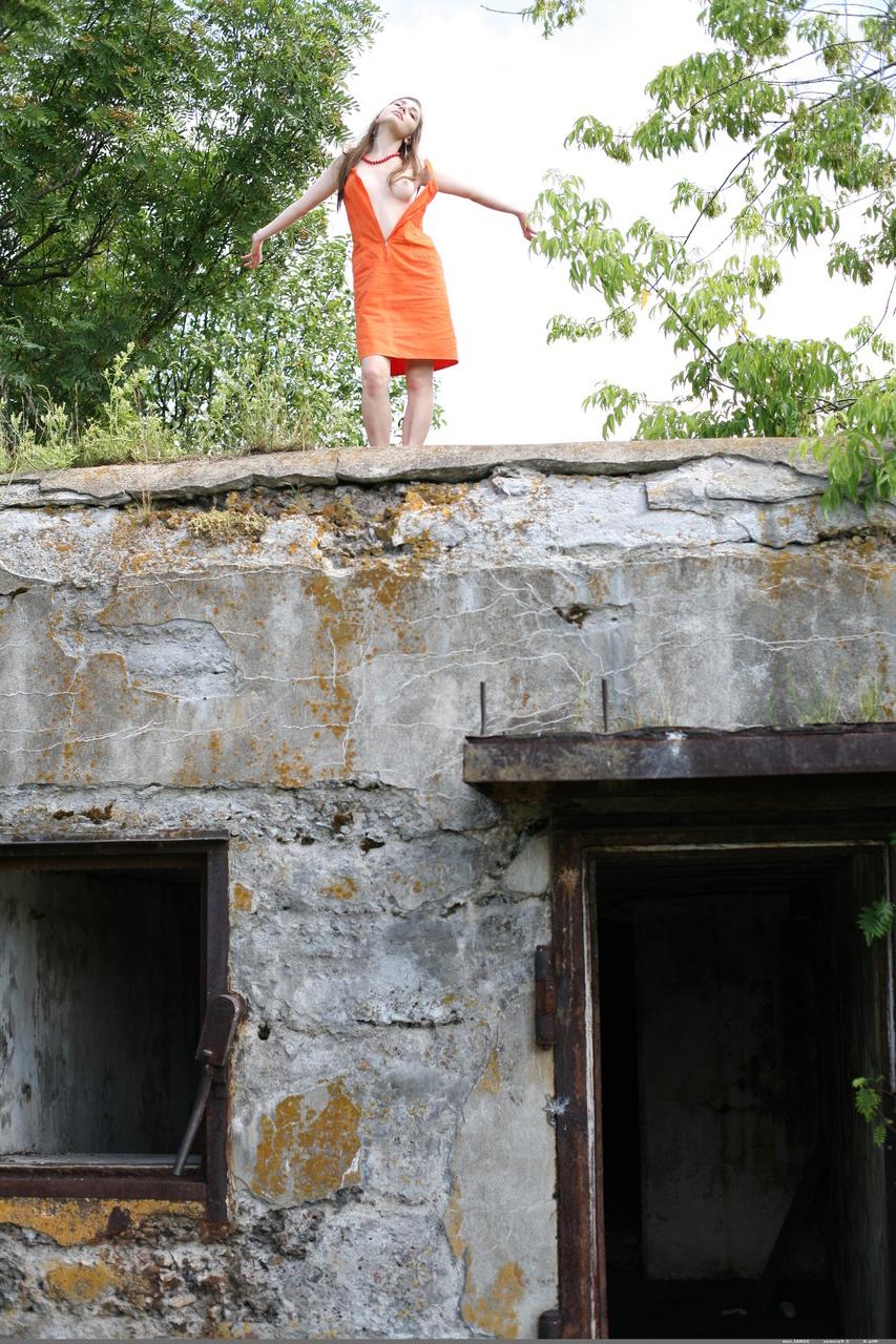 17P La adorable chica solitaria Mila H se desabrocha el vestido para modelar desnuda en un sitio abandonado
