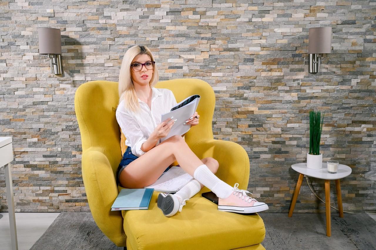 12P Die heiße blonde Studentin Missy Luv tropft nach dem Ficken Sperma von ihrem Kinn
