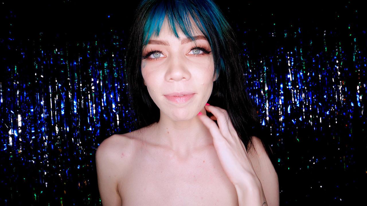 12P La joven morena Leda Elizabeth folla con los dedos antes del sexo POV con una polla larga