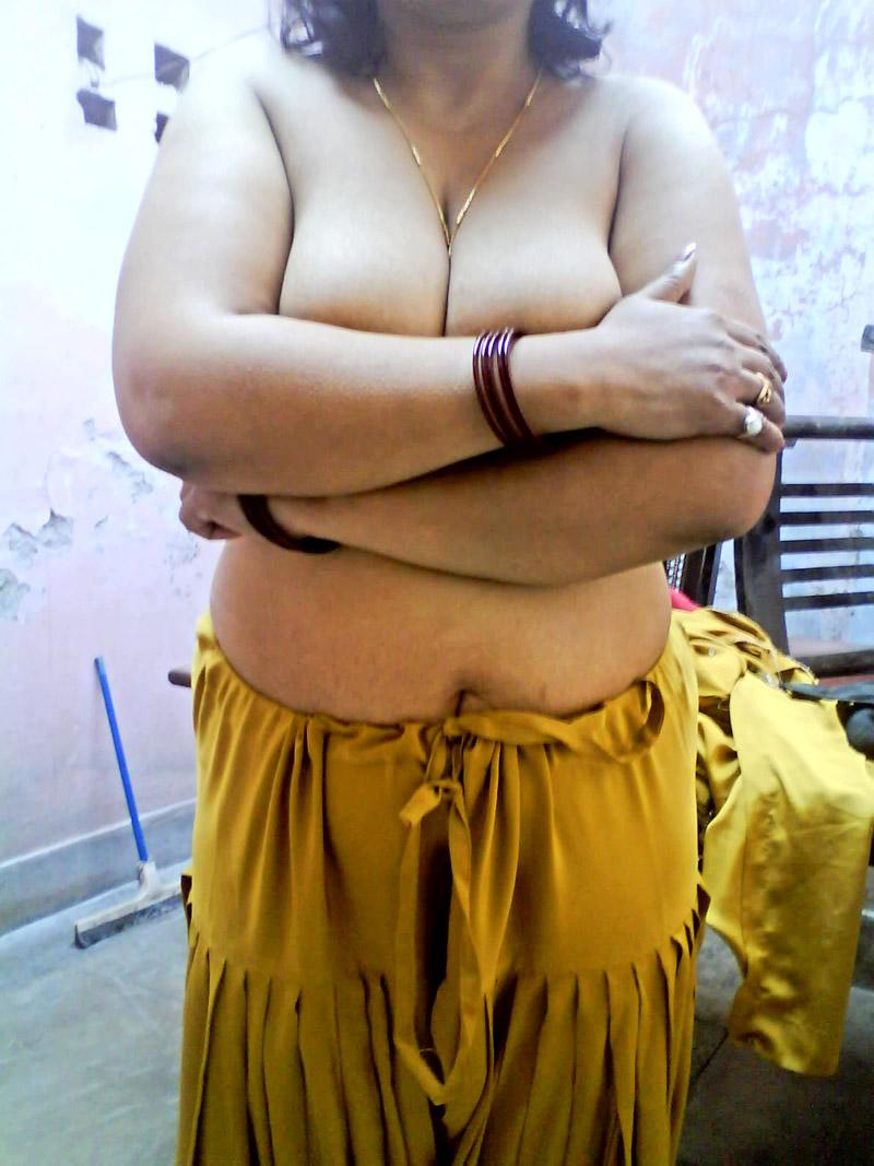 10P Esposa indiana rechonchuda descobre seios grandes antes de mostrar sua bunda gorda