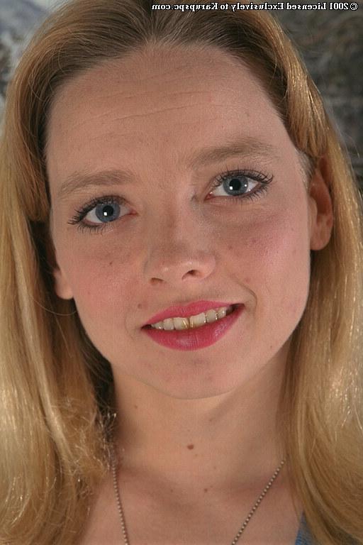 16P 脱衣美女クリスタルがジーンズを脱ぐところをカメラに捉えられる