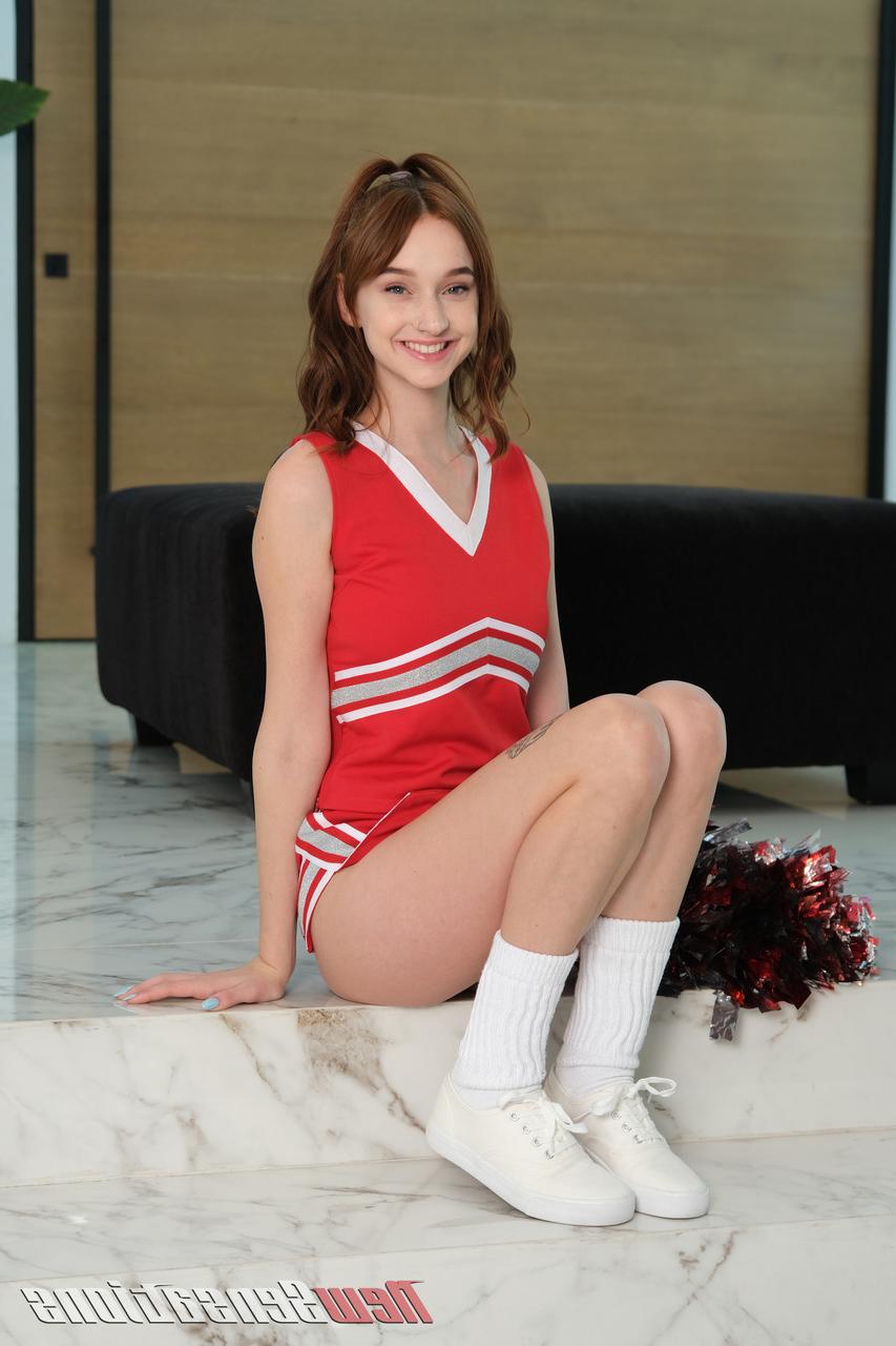 20P Die sexy Cheerleaderin Melanie Marie bekommt eine Gesichtsbehandlung, nachdem sie einen großen Schwanz genossen hat