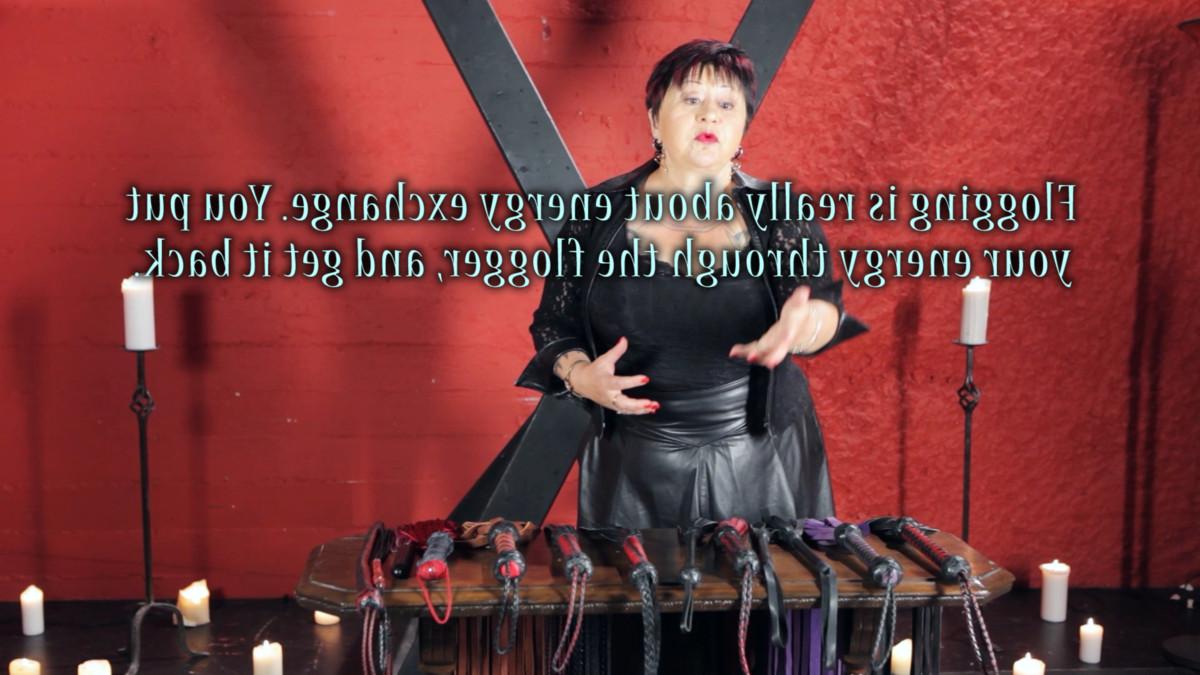 17P Les chaudes Nerine Mécanique et Cléo Dubois font du bdsm avec fouet.