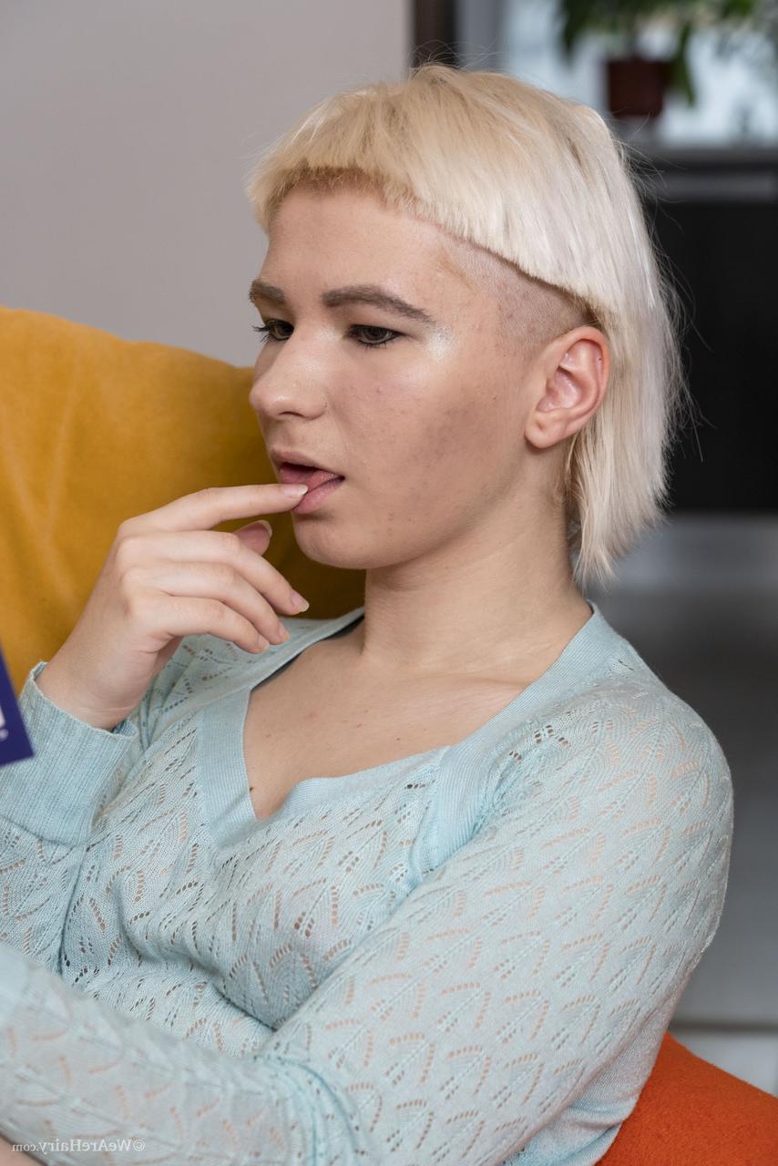 20P Die versaute blonde Amateurin Eva Springs enthüllt ihre Titten und ihre buschige Fotze
