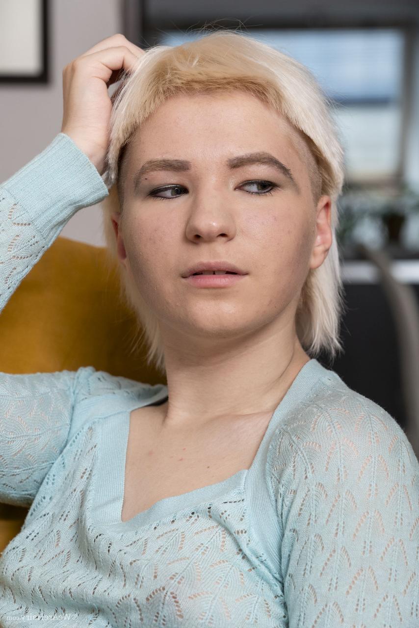 20P Die versaute blonde Amateurin Eva Springs enthüllt ihre Titten und ihre buschige Fotze