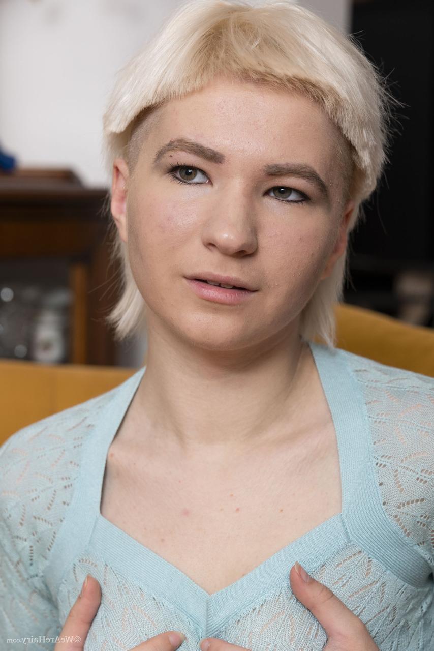 20P Die versaute blonde Amateurin Eva Springs enthüllt ihre Titten und ihre buschige Fotze