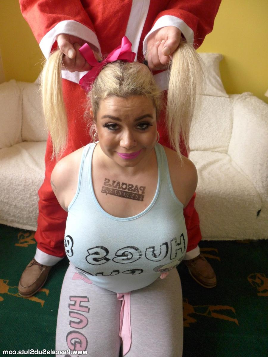 16P La rubia gorda Saskia Squirts se desnuda y se masturba para su regalo de Navidad