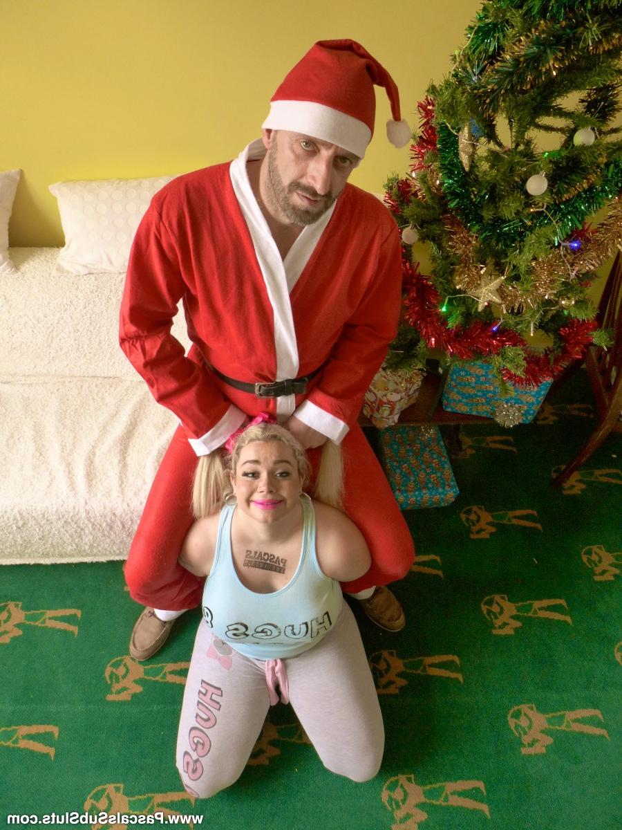 16P La rubia gorda Saskia Squirts se desnuda y se masturba para su regalo de Navidad