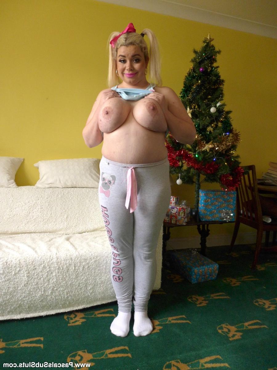 16P La rubia gorda Saskia Squirts se desnuda y se masturba para su regalo de Navidad