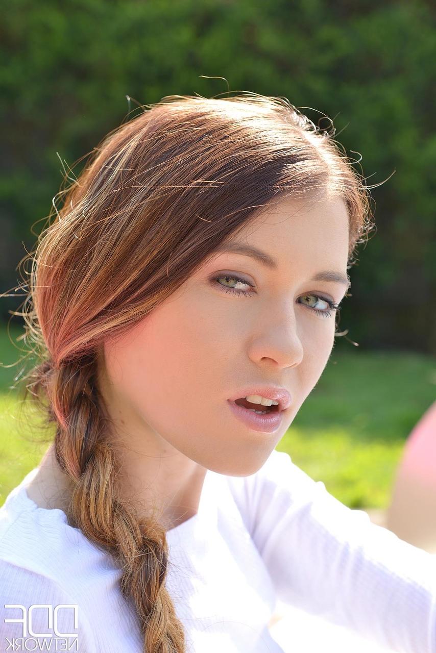 20P A totalmente natural Misha Cross exibe seus mamilos duros e os dedos à beira da piscina