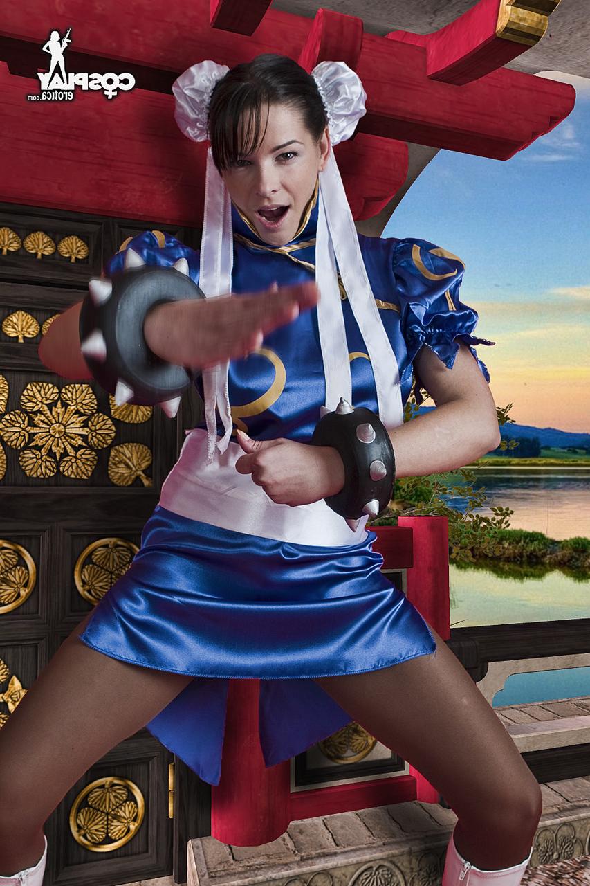 12P Süße Cosplayerin verliert ihre festen Titten und ihre kahle Fotze aus ihrem Outfit