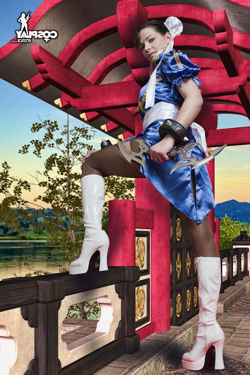 12P Süße Cosplayerin verliert ihre festen Titten und ihre kahle Fotze aus ihrem Outfit