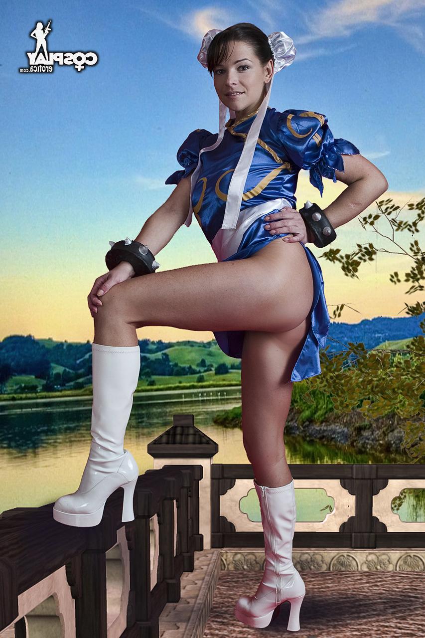 12P Süße Cosplayerin verliert ihre festen Titten und ihre kahle Fotze aus ihrem Outfit