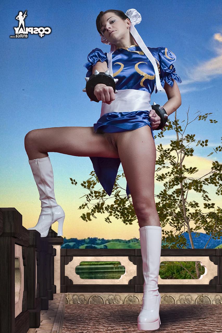 12P Süße Cosplayerin verliert ihre festen Titten und ihre kahle Fotze aus ihrem Outfit