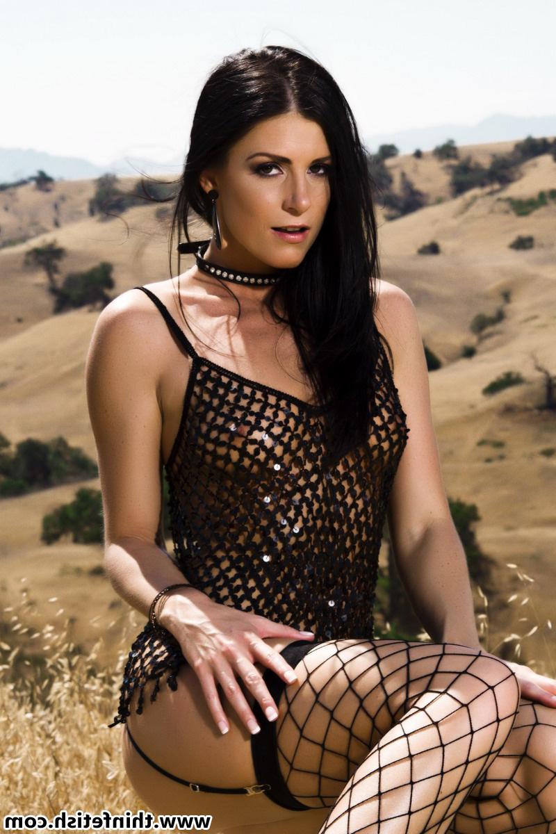 16P La morena caliente india summer se desnuda en la cima de una colina con medias de red y tacones
