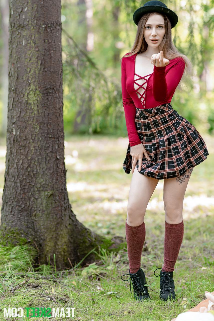 20P Adolescente com peitos grandes Rosalie Luna mostra suas habilidades de chupar e foder pau POV