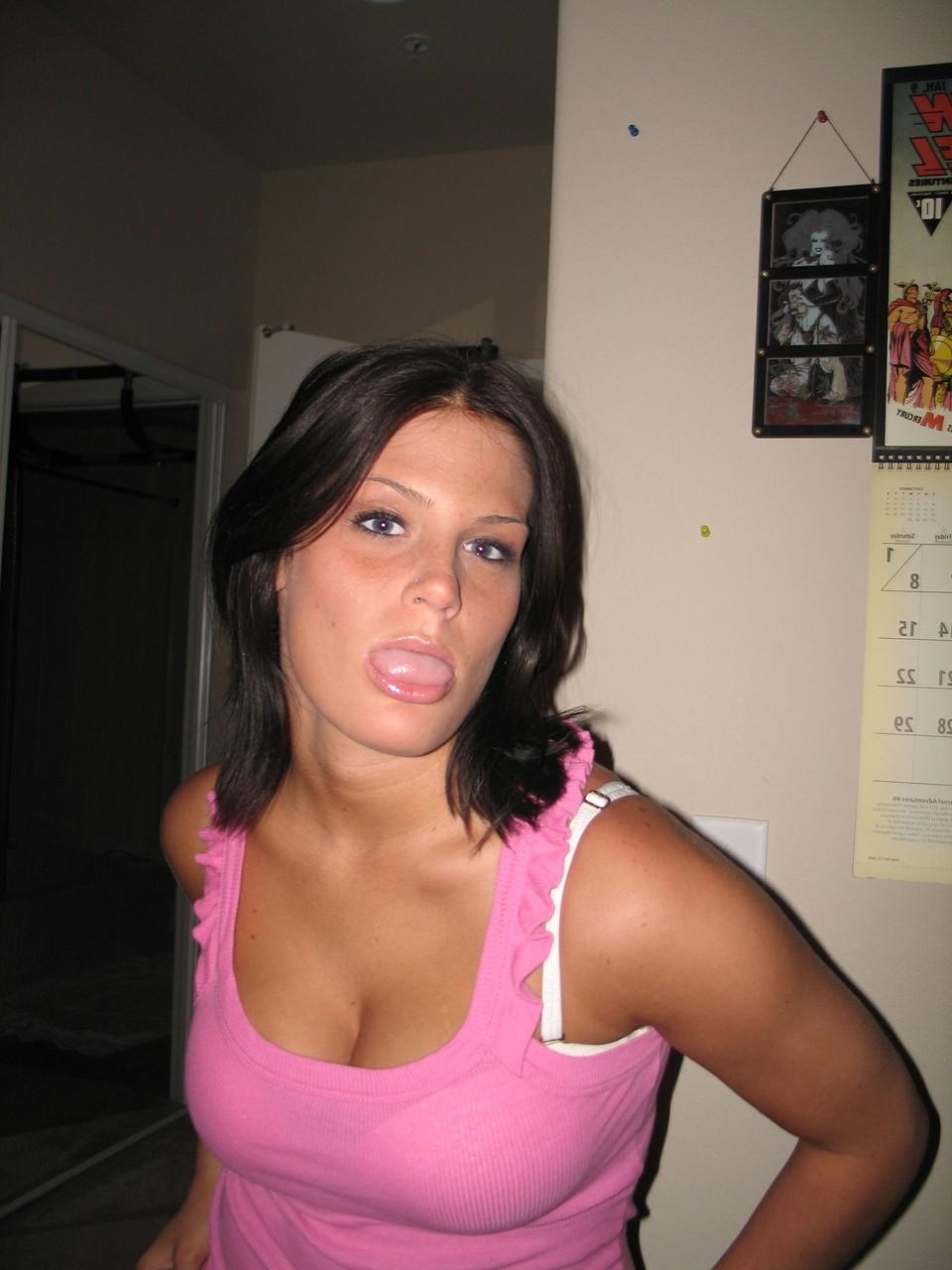 20P La mignonne amateur Lindsay se déshabille et exhibe ses seins juteux et son gros butin.