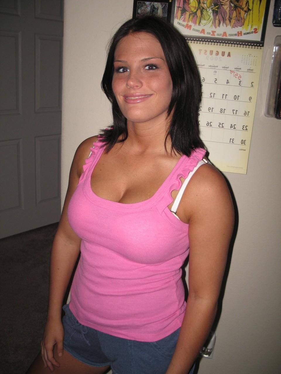 20P La mignonne amateur Lindsay se déshabille et exhibe ses seins juteux et son gros butin.