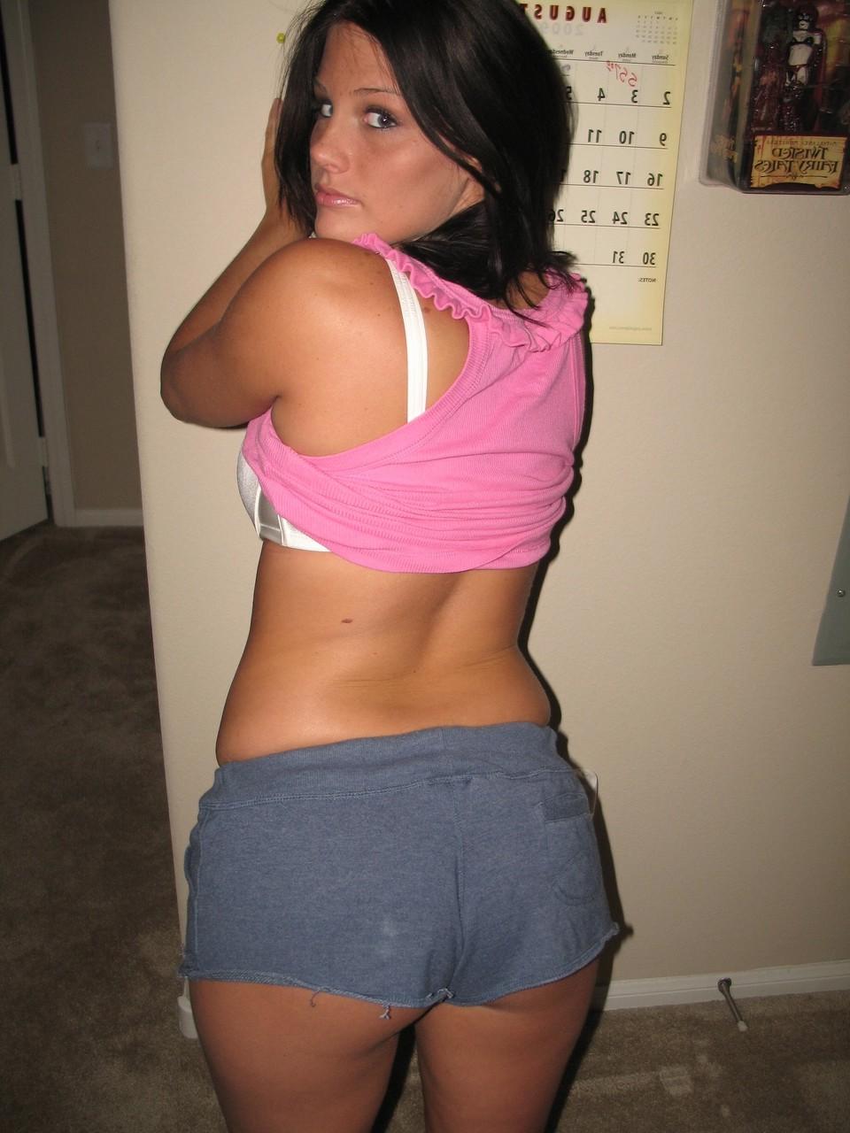 20P La mignonne amateur Lindsay se déshabille et exhibe ses seins juteux et son gros butin.
