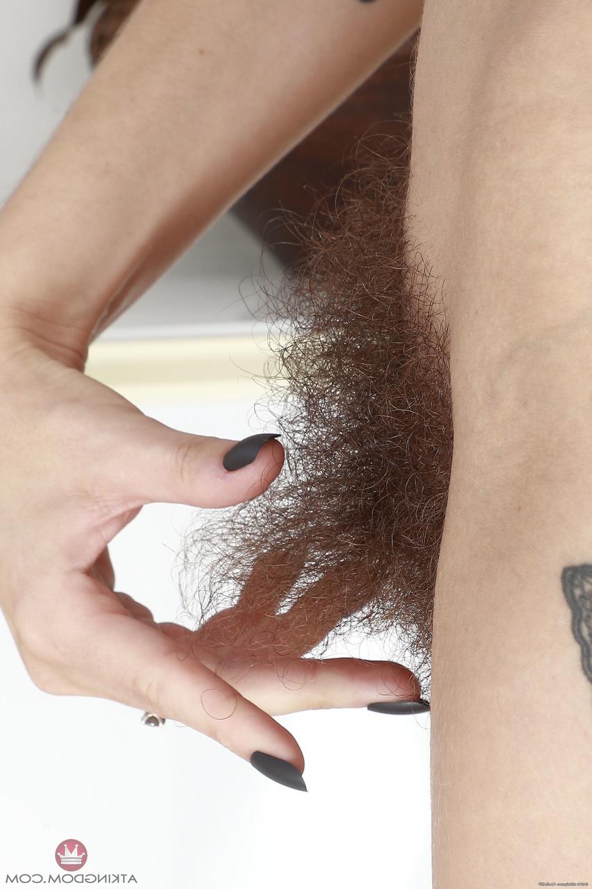 20P La hippie rusa Pearl Sage se quita los shorts vaqueros y muestra sus agujeros peludos