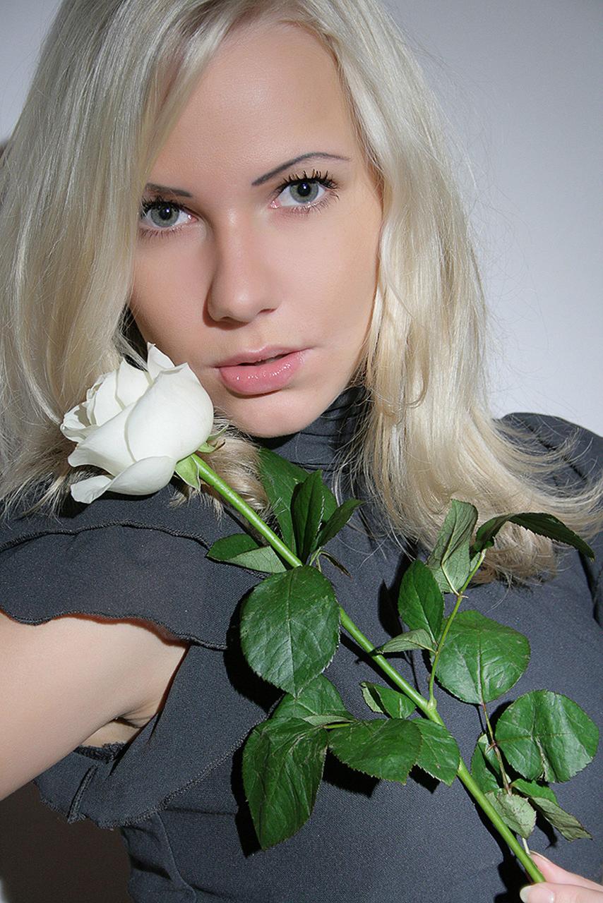 18P La blonde Tanusha A avec un beau visage pose nue pour un mystérieux admirateur