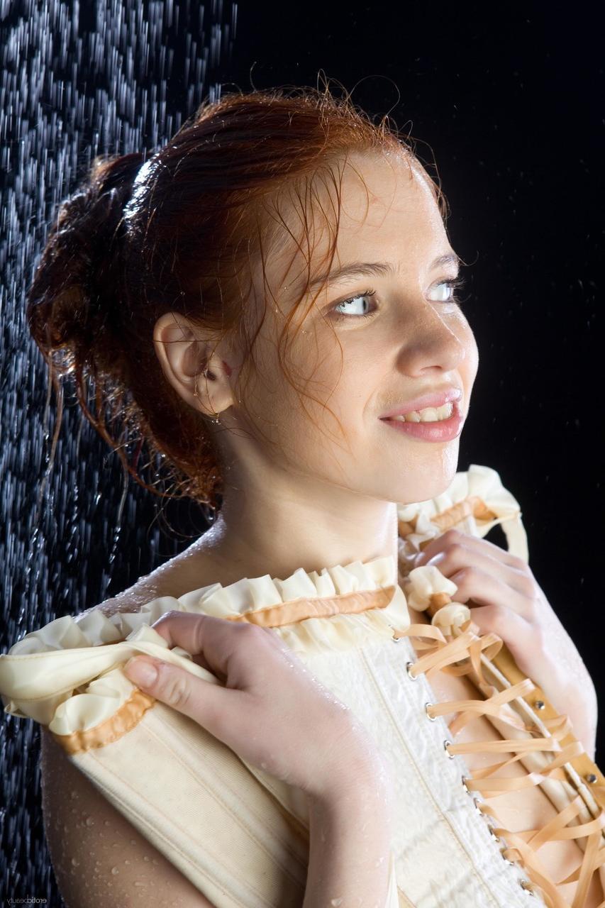 20P A glamorosa adolescente ruiva Gillian A tira a roupa debaixo do chuveiro e mostra seus peitos grandes