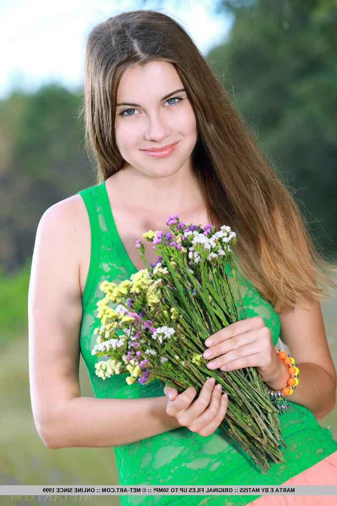 18P Hermosa joven revela sus grandes tetas naturales mientras se desnuda en un campo