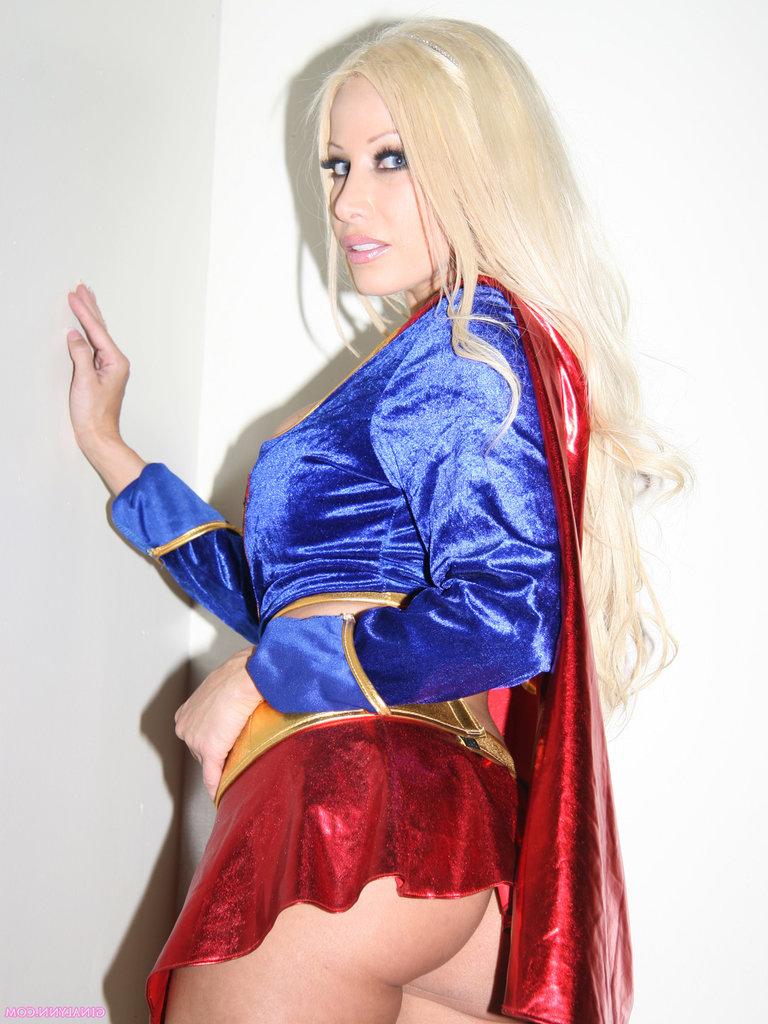 10P La chaude blonde Gina Lynn perd ses gros seins et s'arrache sa tenue de cosplay.