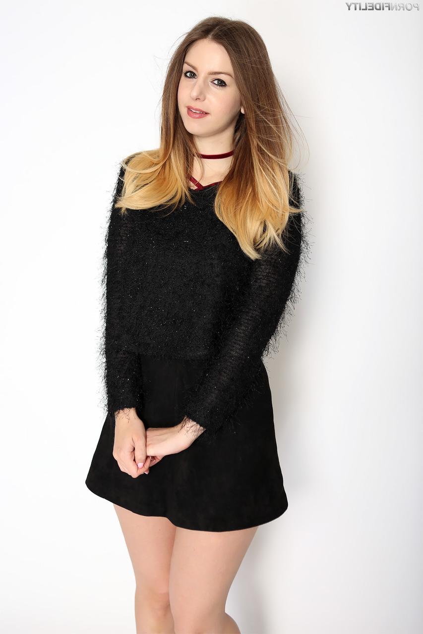 17P A pequena adolescente Stella Cox mostra seios naturais e esfrega sua vulva apertada