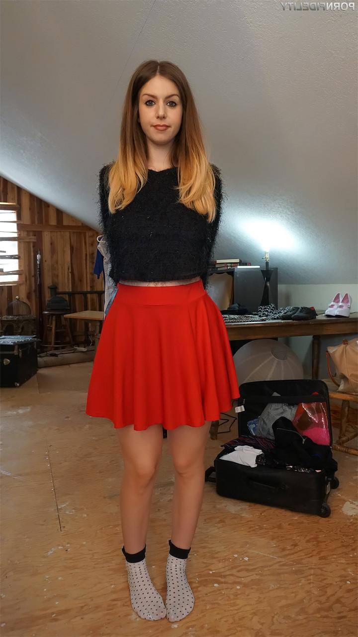 17P A pequena adolescente Stella Cox mostra seios naturais e esfrega sua vulva apertada