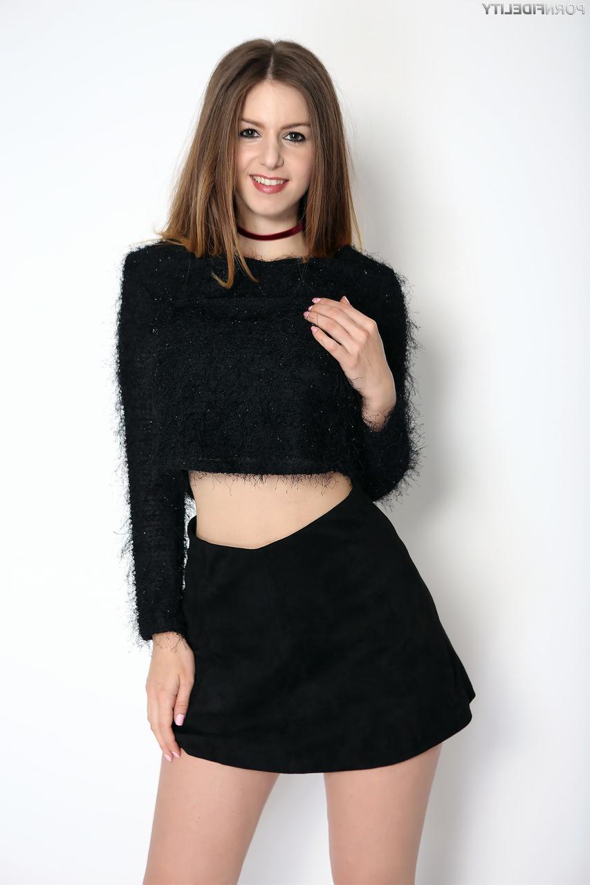 17P A pequena adolescente Stella Cox mostra seios naturais e esfrega sua vulva apertada