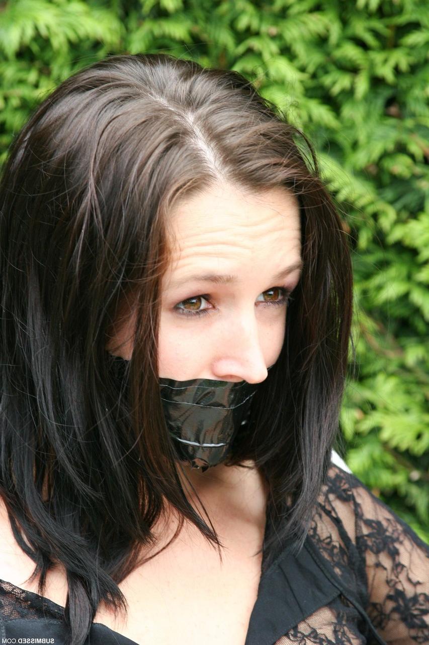 20P 猿轡をかぶった美女ベロニカが屋外BDSMシーンでバイブレーターでオナニーする