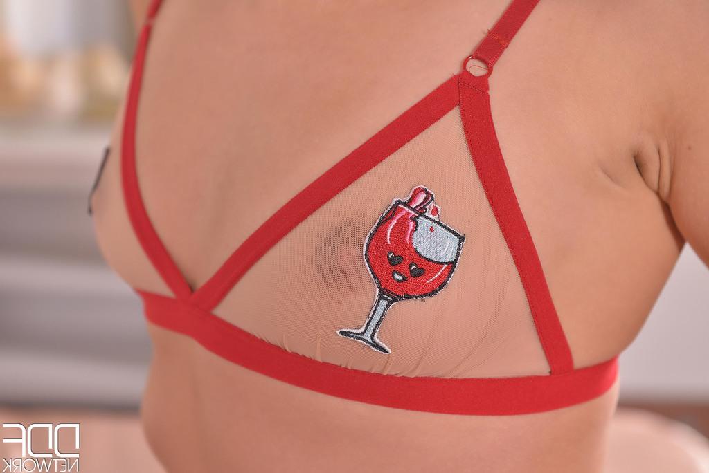 16P Petite Euro garota Stasy Riviera brinca com sua buceta com tesão no sutiã transparente