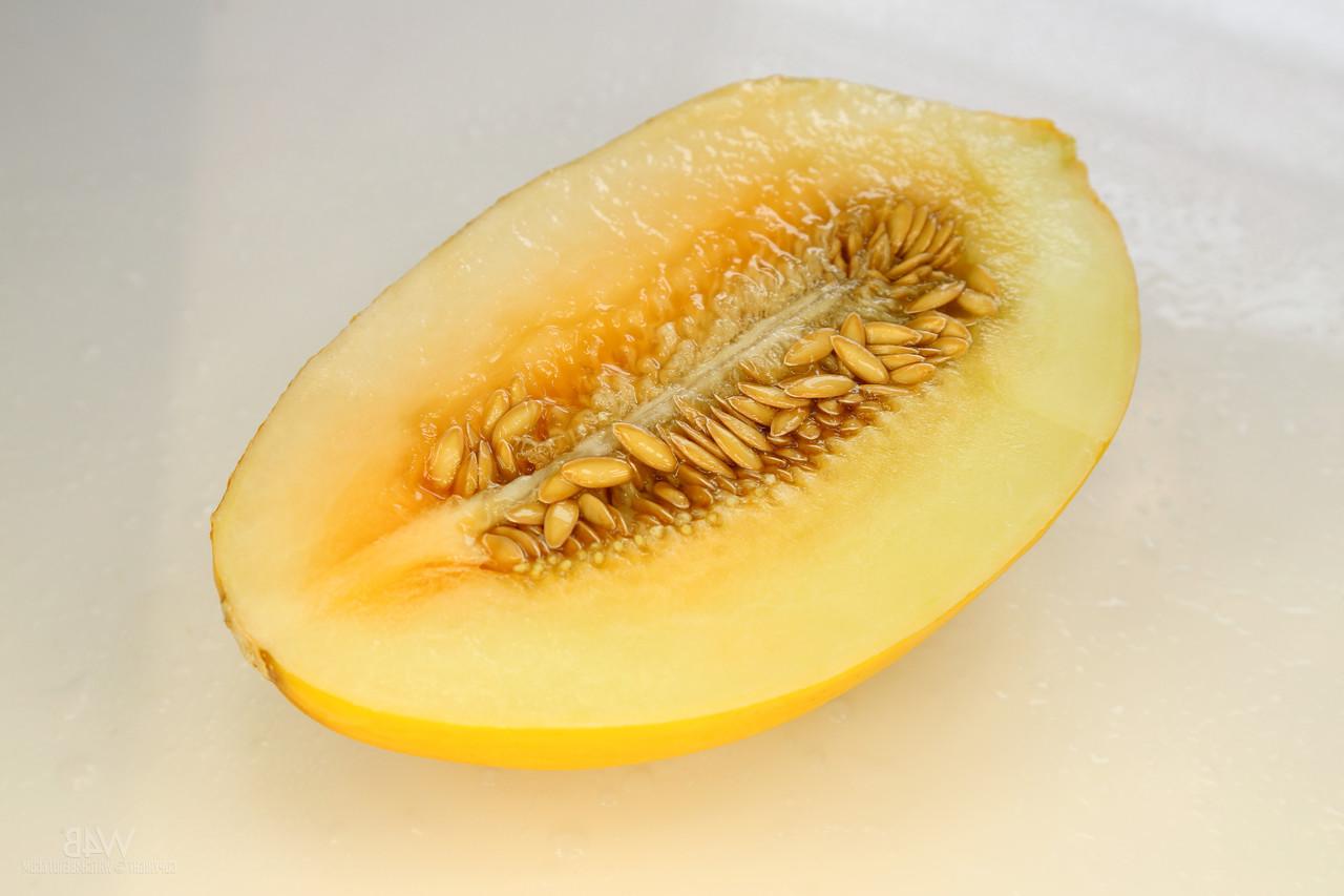 20P Le tchèque Angel Piaff fourre sa chatte avec un concombre et la frotte avec un melon