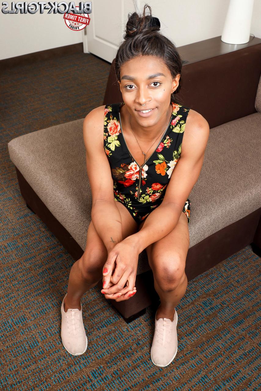 16P Kayce Diamond, transexuelle ébène aux petits seins, se déshabille et dévoile sa grosse bite noire.