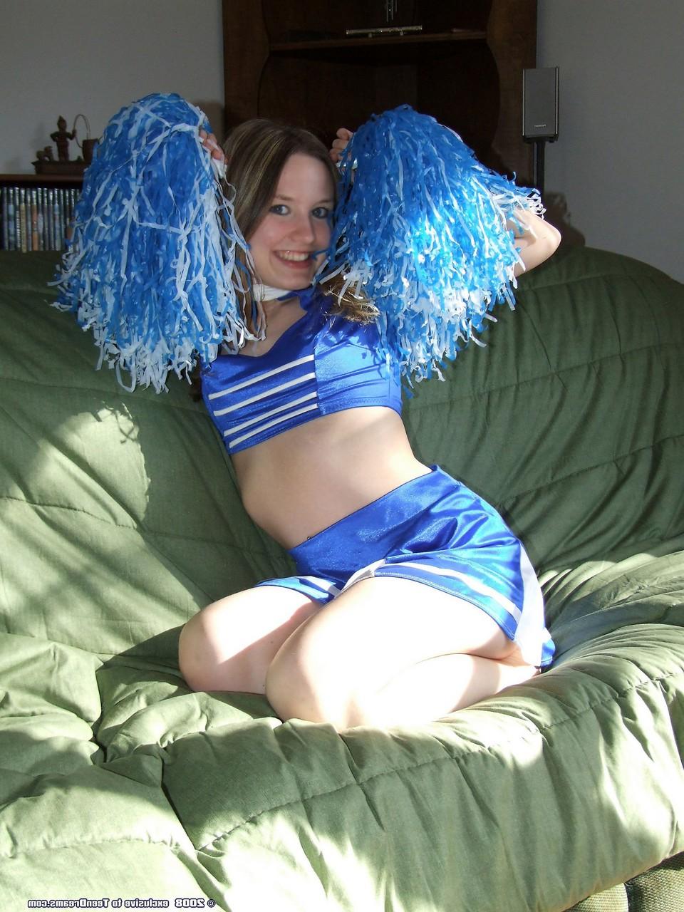 20P A líder de torcida sexy Kitty mostra seu grande saque e brinca com sua buceta